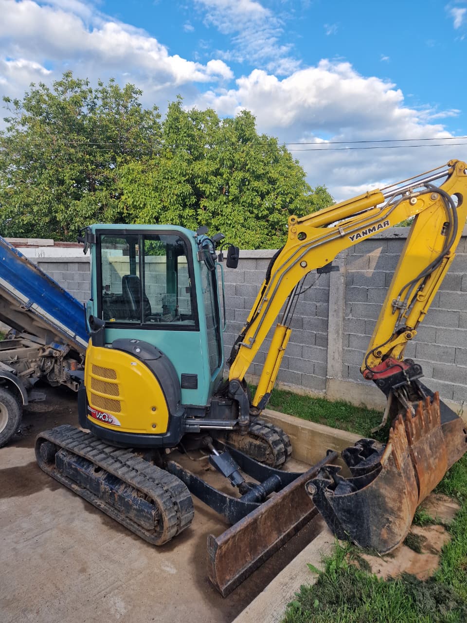 Bager utovaruje kamion